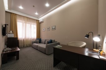 Suite (with two beds): Photo 3