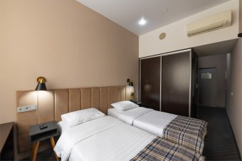 Double room with two beds: Photo 1